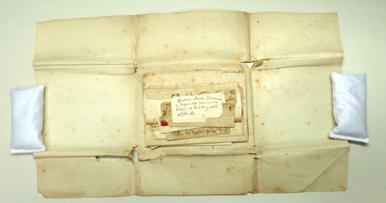 Proben spanischer Papierfragmente